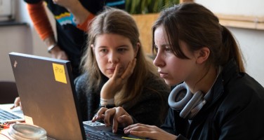 Lydia und Theresa lernen Programmieren am Laptop